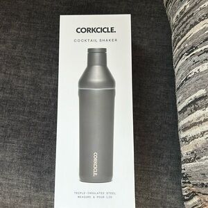 Cornice cocktaill shaker 3 in one shaker and strainer